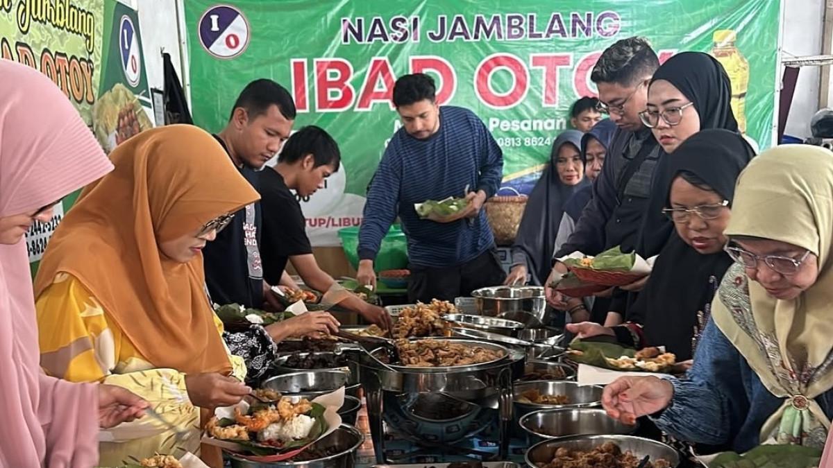 Nasi Jamblang Ibad Otoy, satu tempat makan legendaris di Cirebon, Jawa Barat.