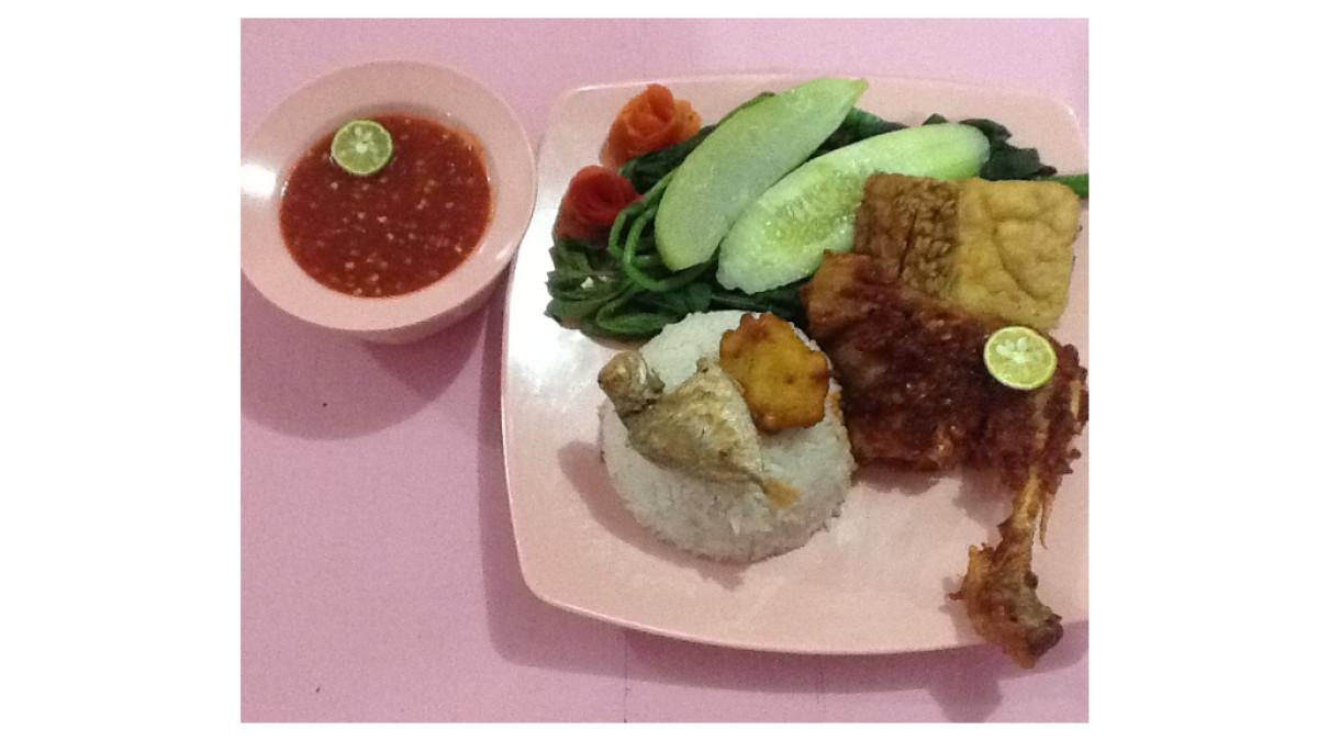 Nasi Tempong Pink khas Bali
