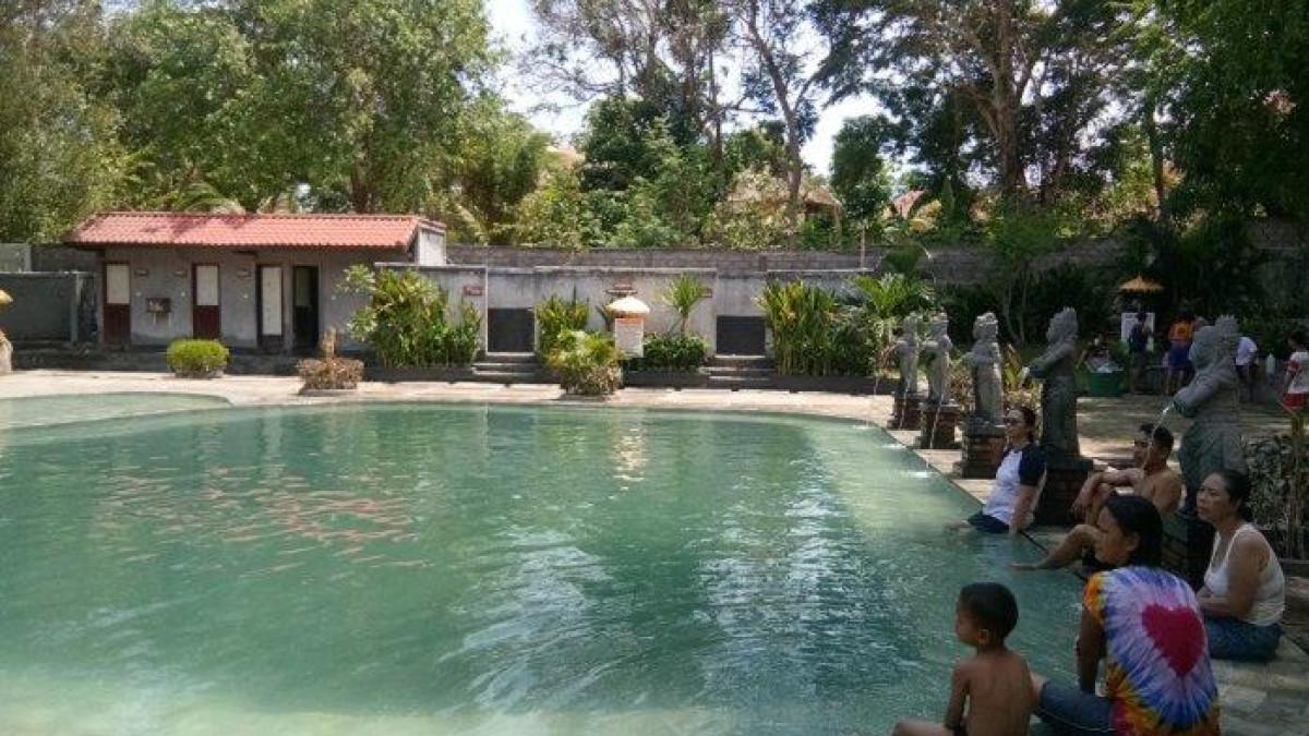 Suasana di Natural Hot Spring Pool Banyuwedang berlokasi di Desa Pejarakan, Kecamatan Gerogak, Buleleng, Bali.