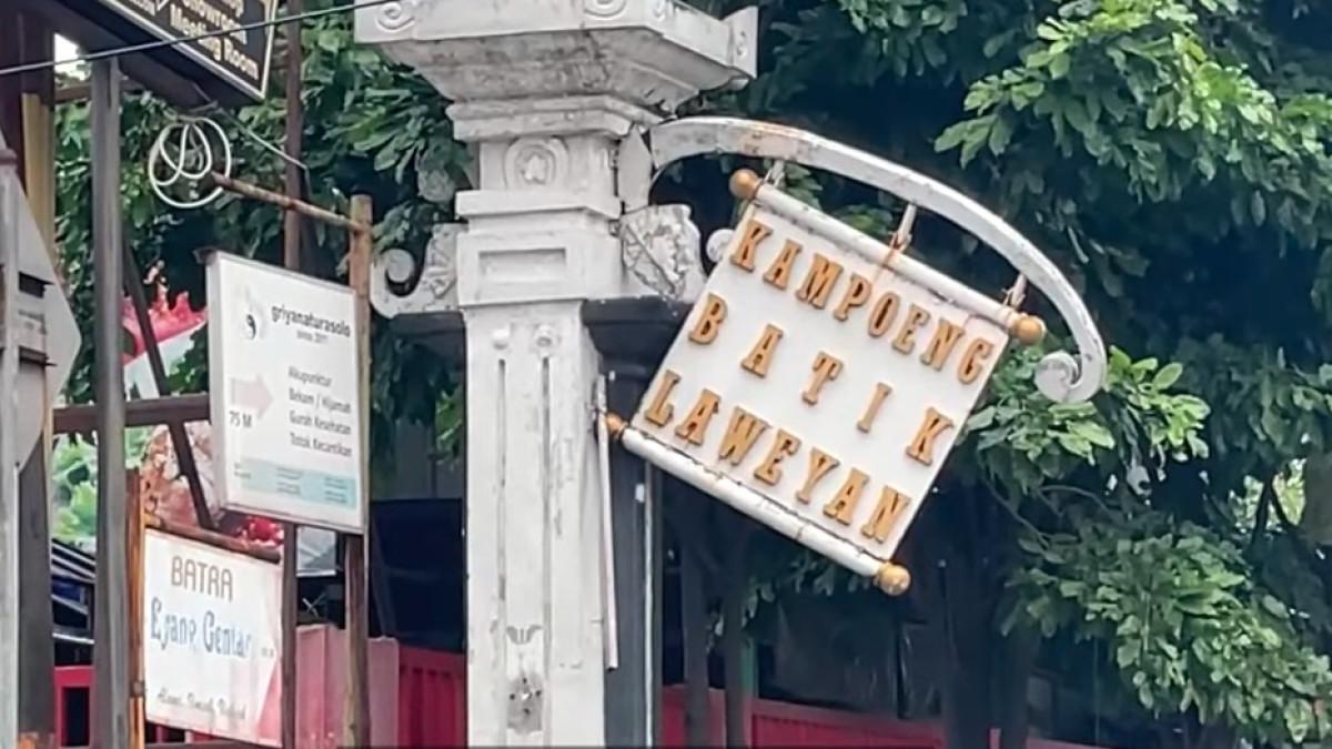 Nikmati akhir tahun di Kampung Batik Laweyan Solo, jelajahi sejarah dan belanja batik dengan bujet hemat.