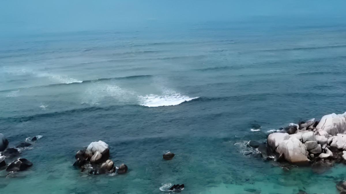 Nikmati perjalanan romantis ke Pulau Lengkuas dengan bujet hemat. Mercusuar, pasir putih, dan laut bening siap lengkapi liburan kamu bareng pasangan.