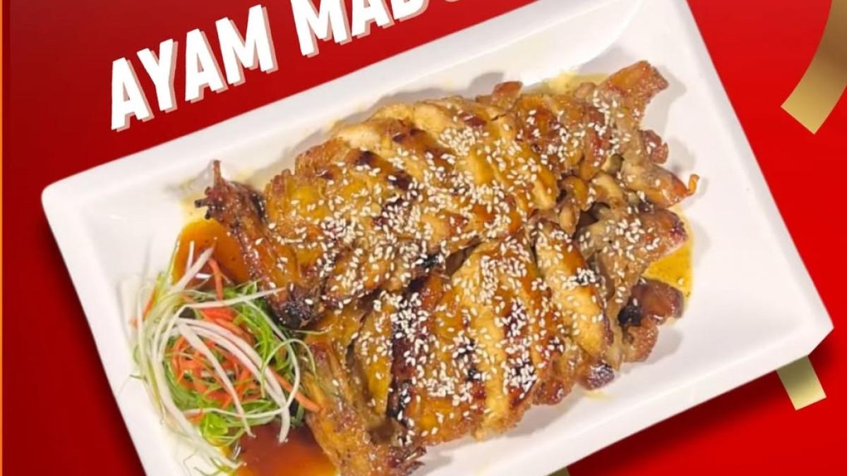 Nur Pacific Restaurant Gubeng, satu  tempat makan dekat Stasiun Gubeng Surabaya yang buka sampai malam.