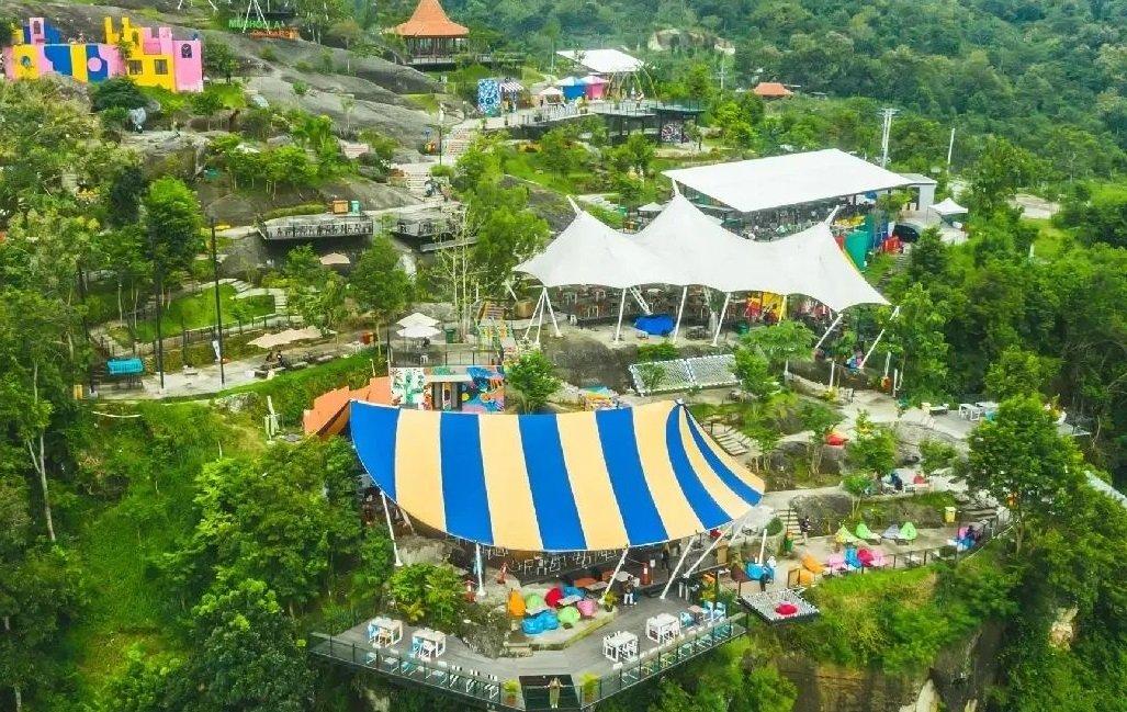 Obelix Hills, tempat wisata hits di Jogja lengkap dengan harga tiket masuk terbaru.