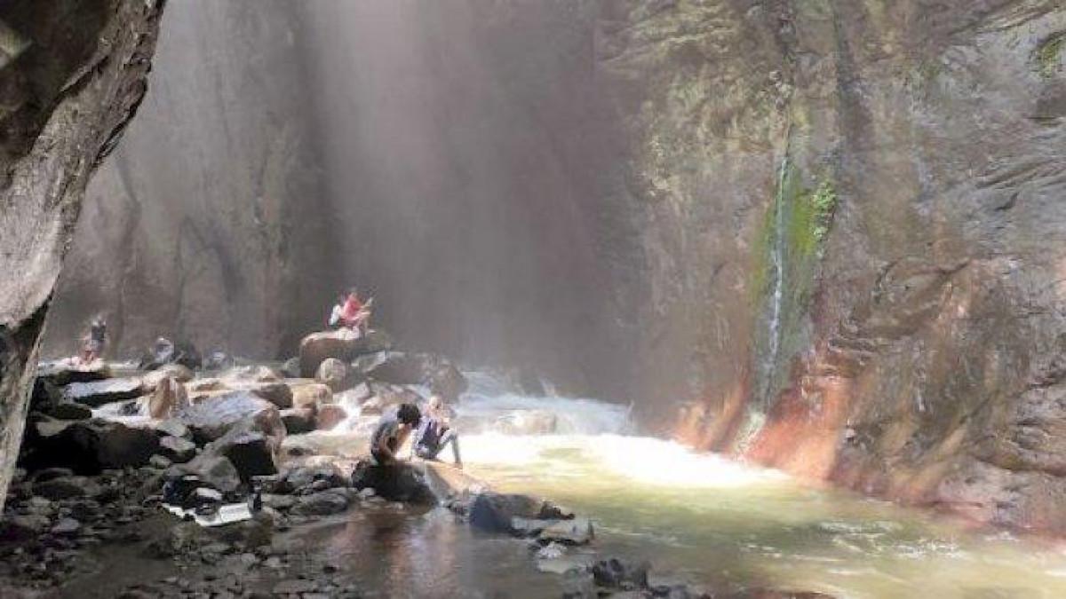 Objek Wisata Curug Ibun Pelangi Majalengka yang dijuluki Green Canyon Majalengka