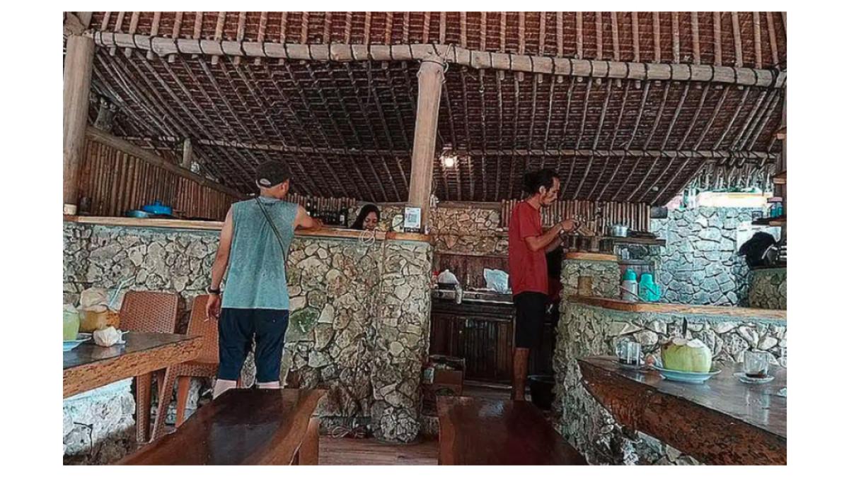 Suasana rumah makan Ocean View di Pantai Madasari, Kecamatan Cimerak, Kabupaten Pangandaran, Kamis (7/3/2024).