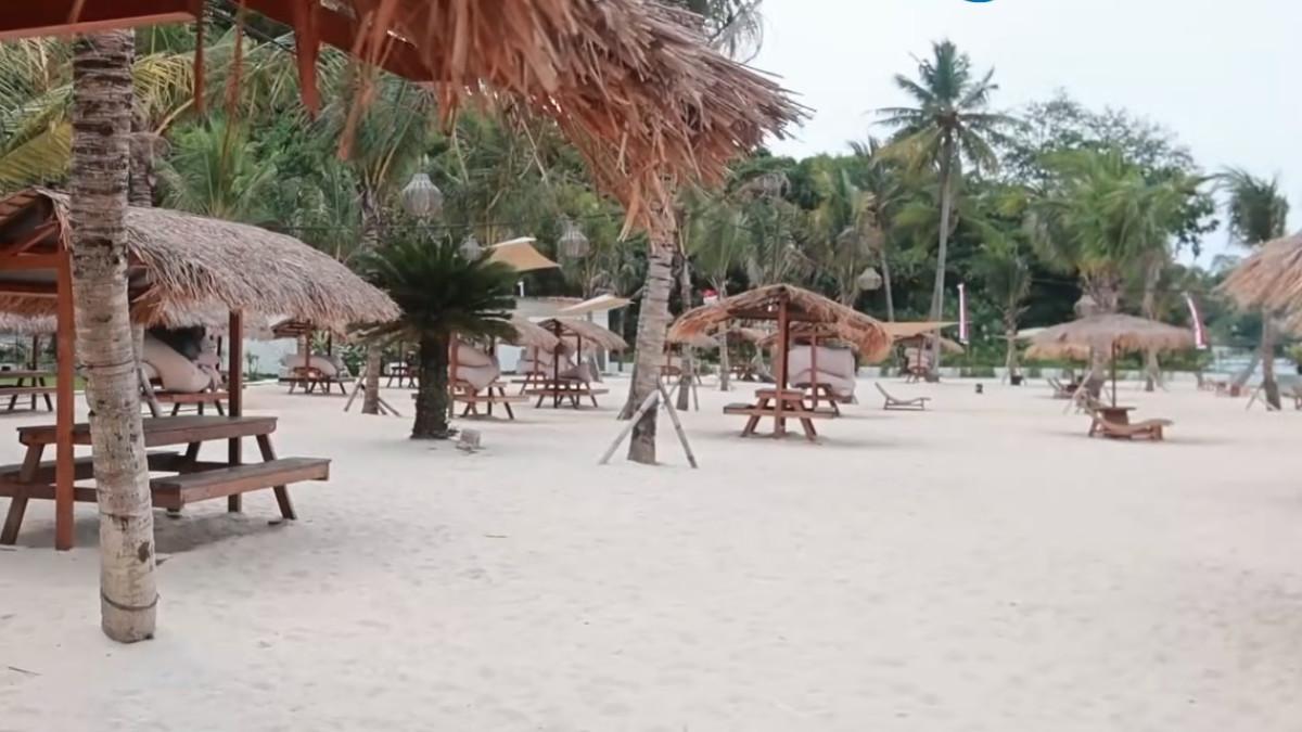 Orang tua bisa santai di saung sambil menikmati musik pantai santai dan pemandangan indah