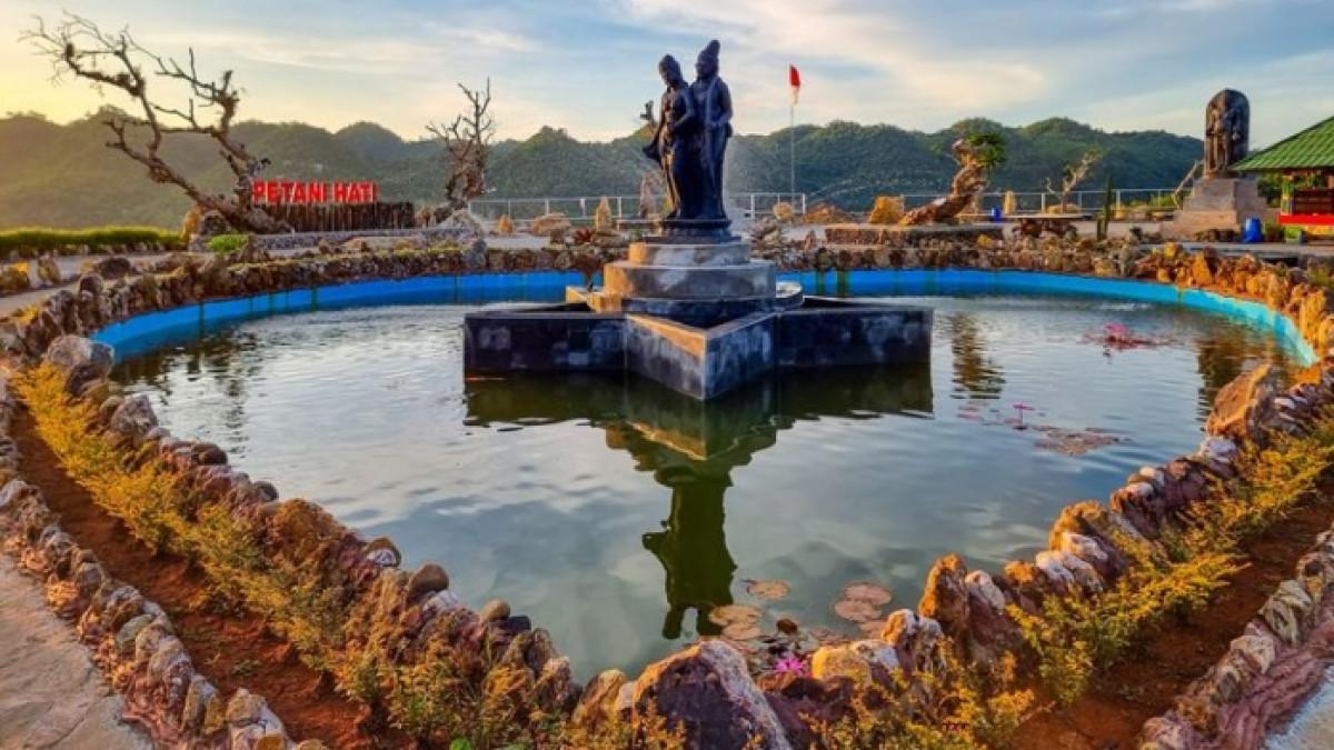 Ornamen patung dan kolam di Bukit Dewa Dewi Kabupaten Wonogiri, Jawa Tengah.