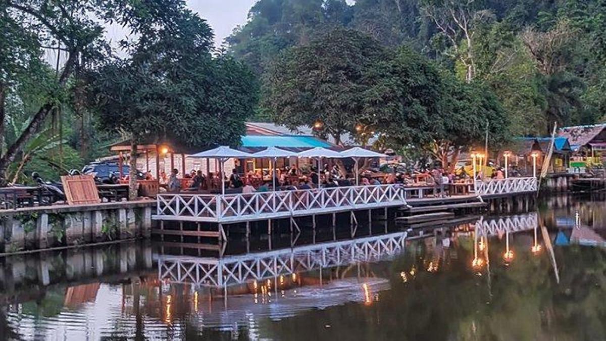 PANORAMA Saprahan di salah satu cafe di wisata alam Danau Sebedang