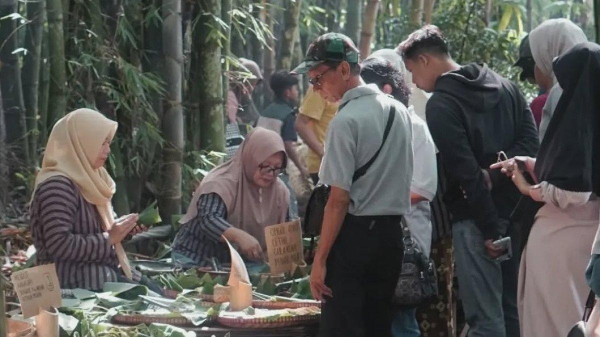PASAR PAPRINGAN NGADIPRONO - Suasana di Pasar Papringan Ngadiprono, Temanggung, Jawa Tengah.