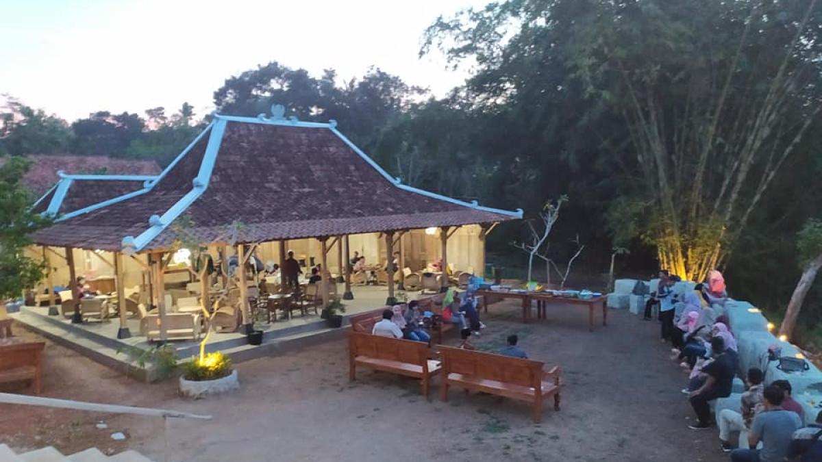 PAWON PURBA. Keramaian Pawon Purba yang memiliki view Gunung Api Purba Nglanggeran dan terasiring sawah di Gunungkidul, Yogkayarta.