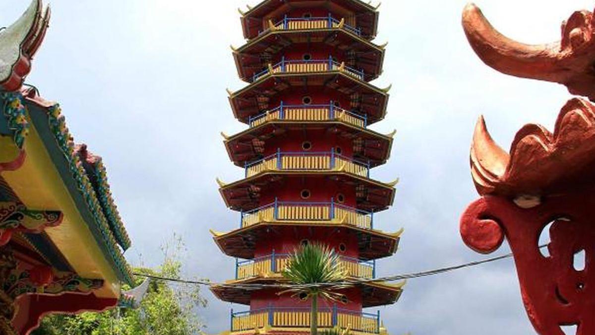 Bangunan 9 lantai yang merupakan bagain dari Pagoda Elkayana di Kota Tomohon, Sulawesi Utara.