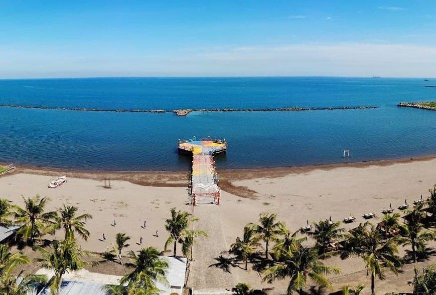 Panduan liburan ke Pantai Akkarena, satu tempat wisata hits di Makassar buat liburan akhir pekan.
