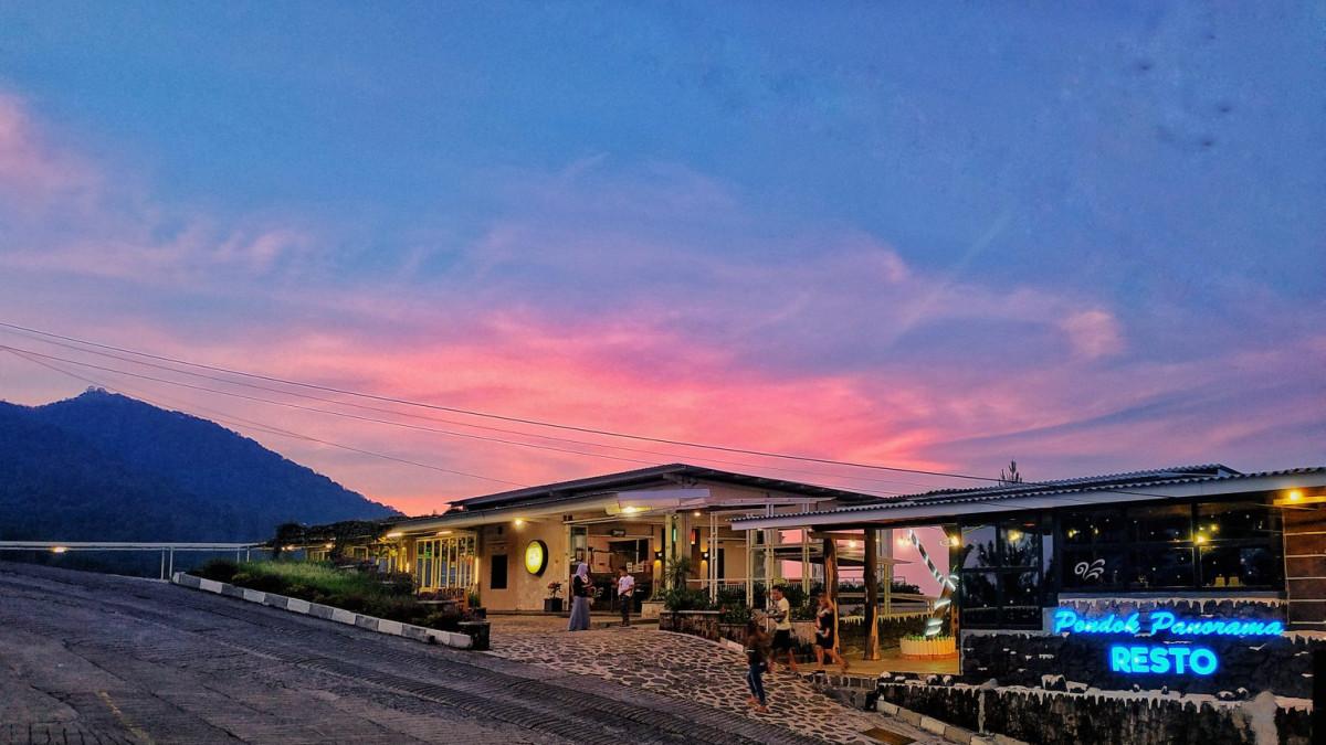 Makan Malam Sembari Menikmati Sunset dan Suasana Malam di Panorama Fresh Milk Resto, Sidomukti, Bandungan.