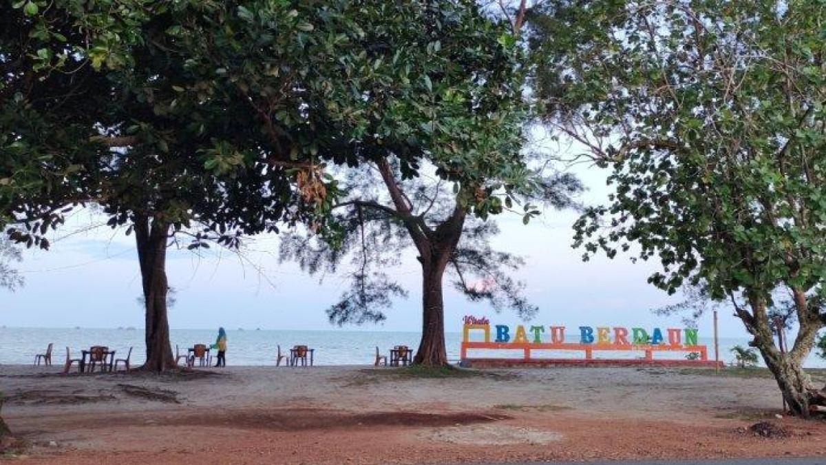 5 Wisata Pantai di Lingga, Kepri yang Hits, Pesona Batu Berdaun