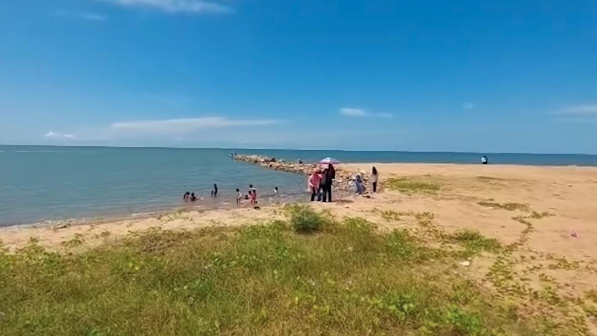 Pantai Borneo Jorong berada di Desa Swarangan, Kecamatan Jorong, Kabupaten Tanah Laut, Kalimantan Selatan