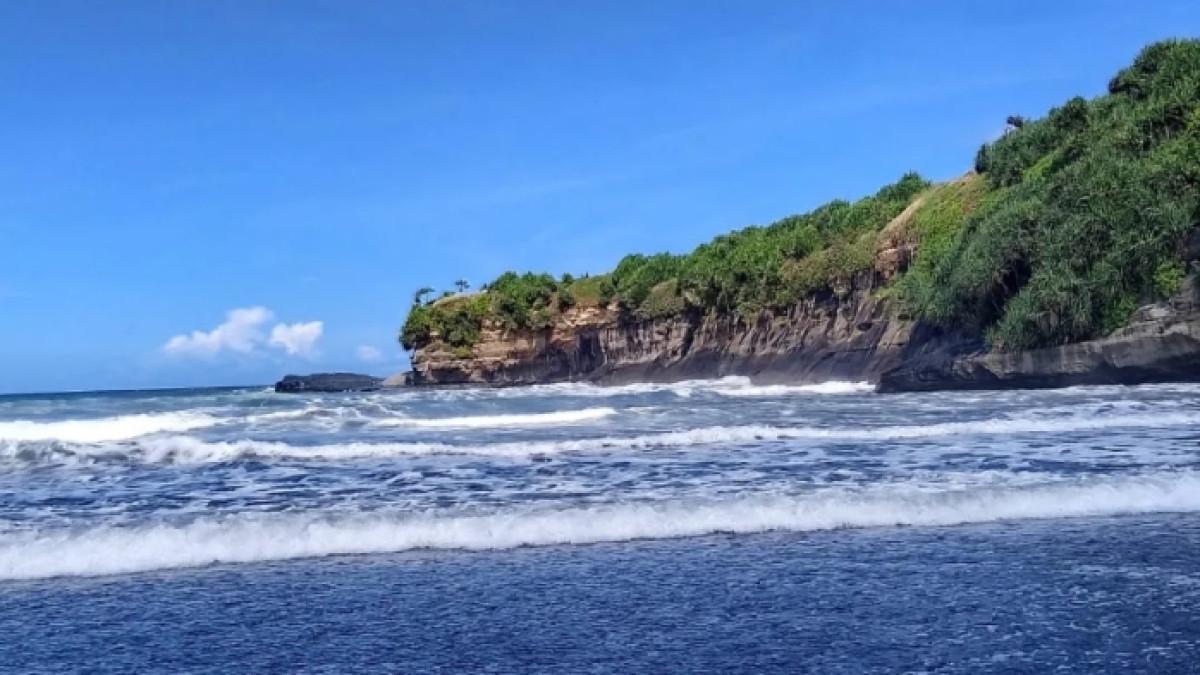 Pantai Citanggeuleuk, wisata bahari di Garut, Jawa Barat.
