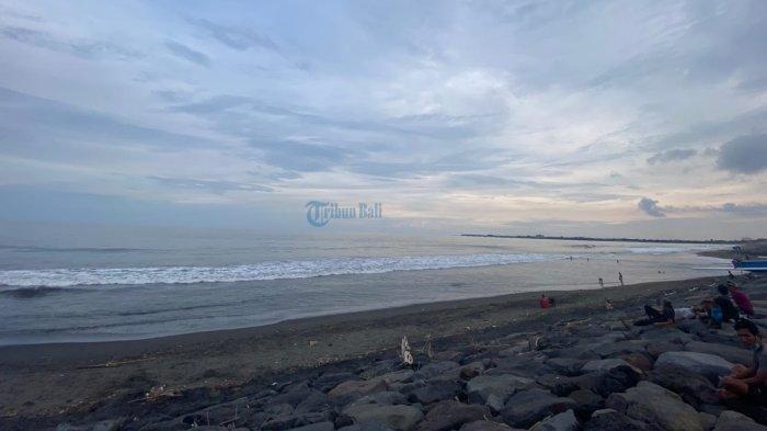 Pantai Gumicik terkenal akan pasir hitamnya yang mengkilat dan ombak yang besar.