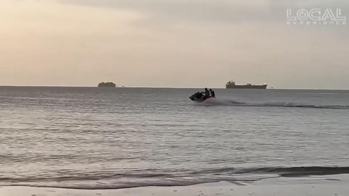 Pantai Indah Bosowa, spot sunsetan terbaik di Makassar, Sulawesi Selatan.