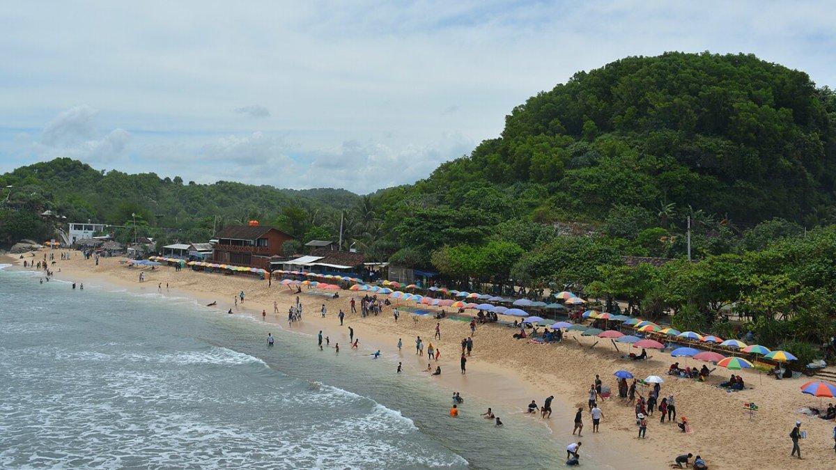 Pantai Indrayanti, satu pantai di Gunungkidul, Yogyakarta yang cocok untuk menikmati sunset.