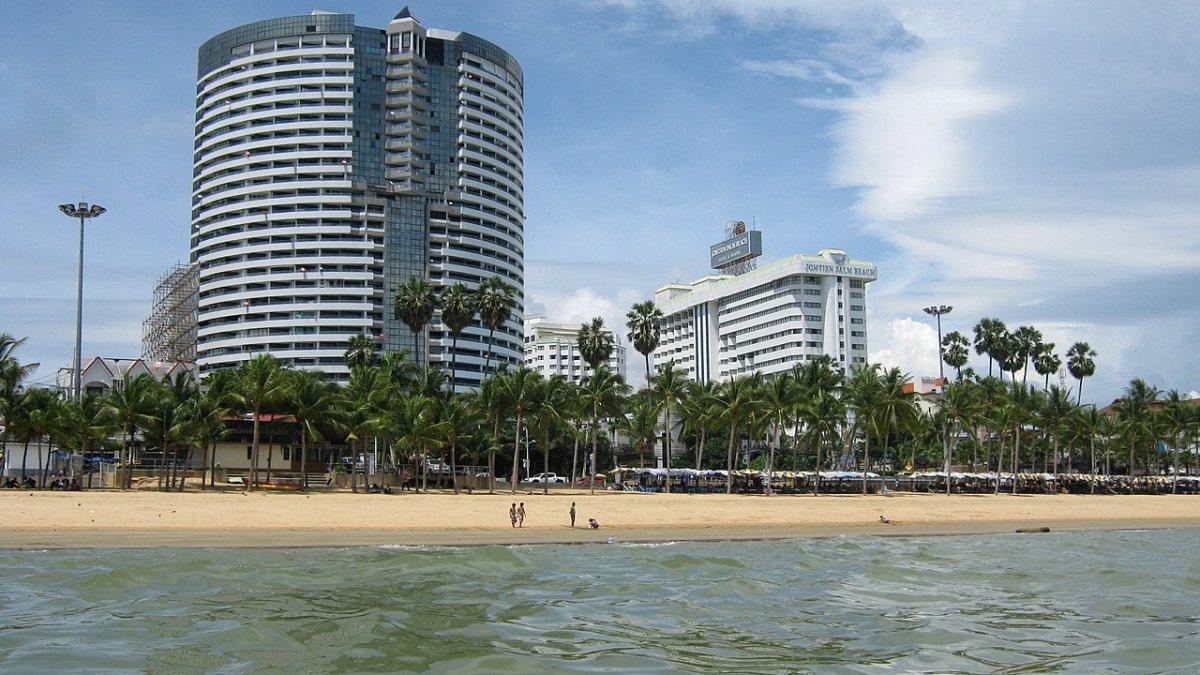Pantai Jomtien, satu tempat wisata terbaik di Pattaya Thailand yang menarik buat kamu jelajahi.
