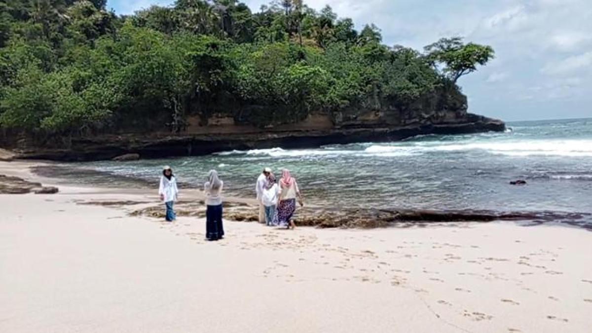 Pantai Jung Pakis, Tulungagung, Jawa Timur