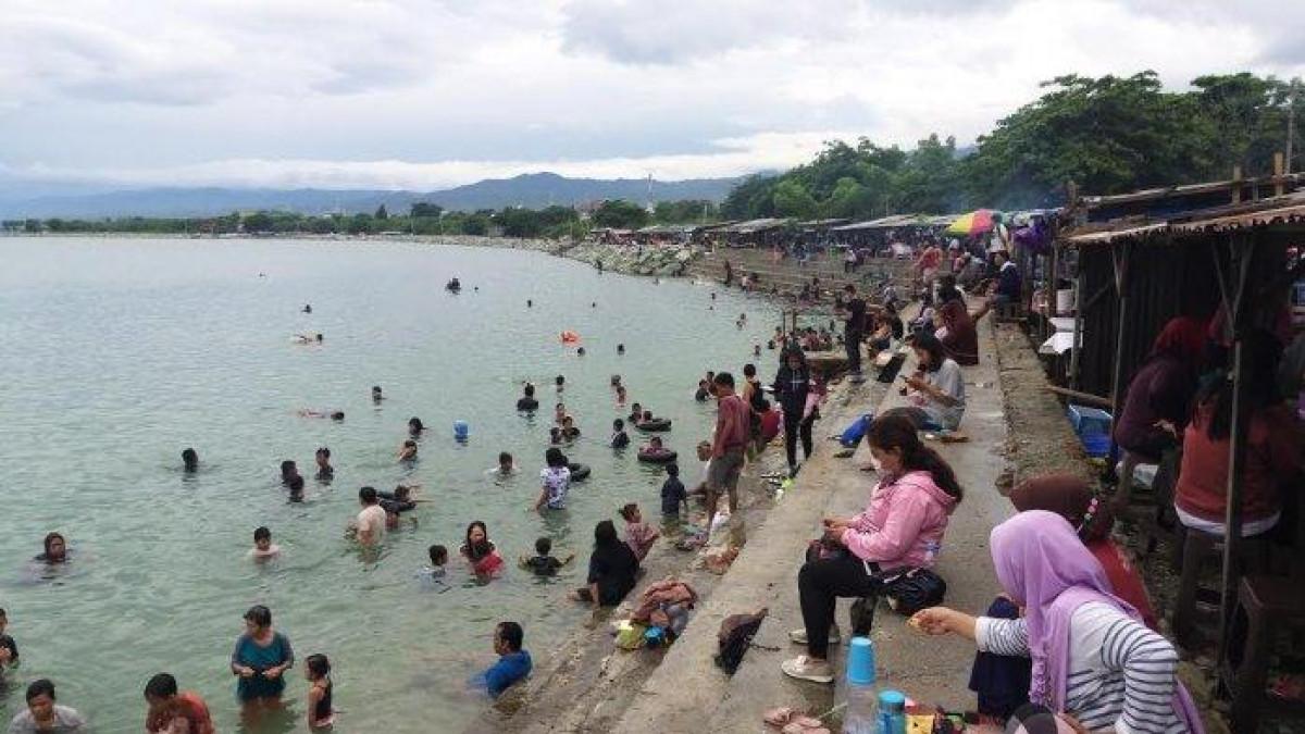 Kawasan wisata Pantai Kampung Nelayan, Kelurahan Talise, Kecamatan Mantikulore, Kota Palu, Sulawesi Tengah.