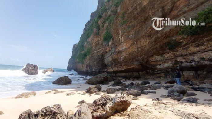 Pemandangan di Pantai Karang Payung Wonogiri.