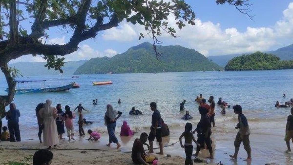 Pantai Karanggongso, satu tempat wisata terbaik di Trenggalek, Jawa Timur.
