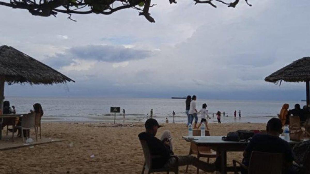 Pantai Kilang Mandiri, satu tempat wisata dekat Bandara SAMS Sepinggan Balikpapan.