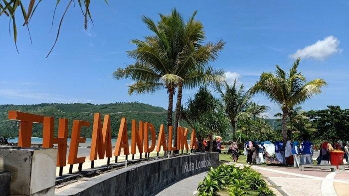 Wisatawan mulai berdatangan di sekitar Pantai Kuta Mandalika untuk memanfaatkan libur Hari Raya Imlek, Selasa (1/2/2022).