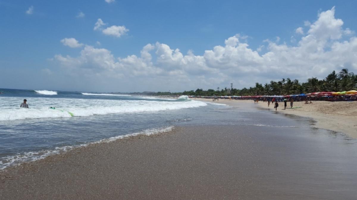 Pantai Kuta, wisata populer di Kabupaten Kuta, Bali yang wajib dikunjungi.