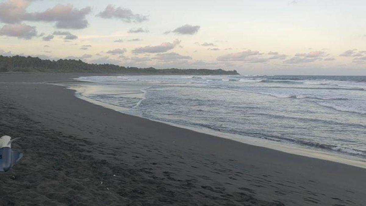 Suasana Pantai Legok Jawa, Kecamatan Cimerak, Kabupaten Pangandaran, Jawa Barat saat sore hari menjelang petang