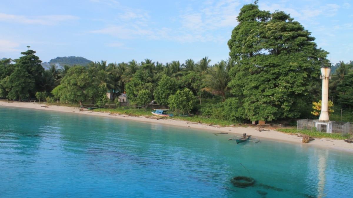 Pantai Liang, tempat wisata alam populer di Ambon, Maluku.