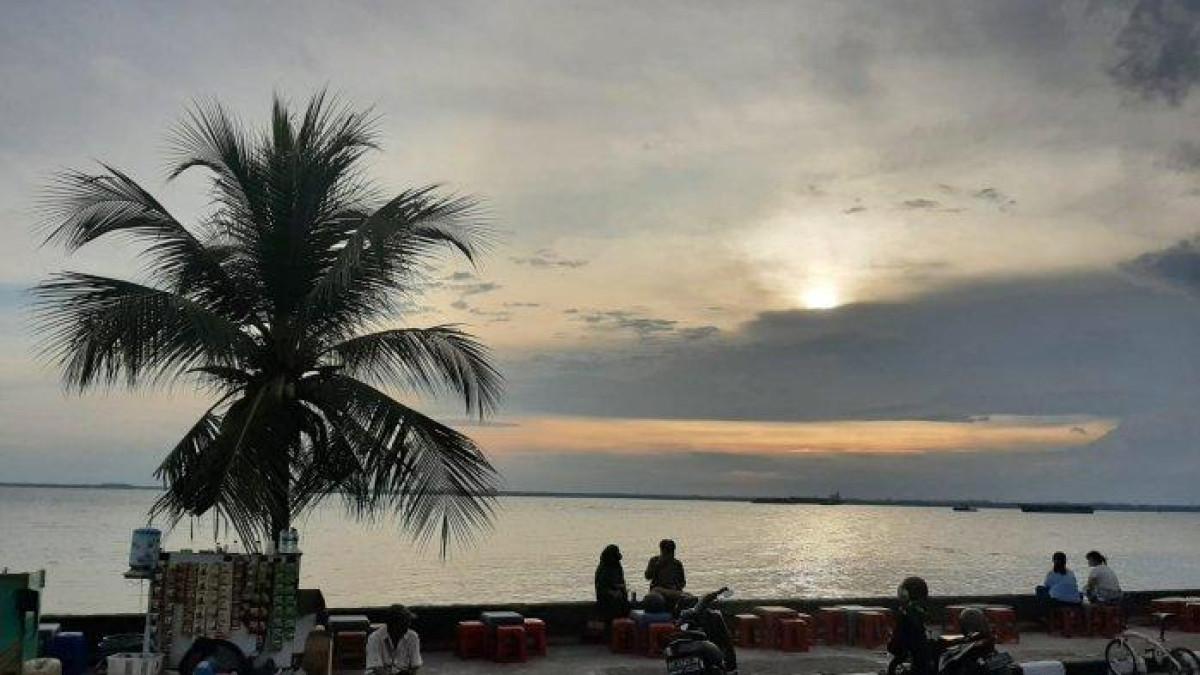 Pantai Melawai, satu tempat wisata dekat Bandara SAMS Sepinggan Balikpapan.