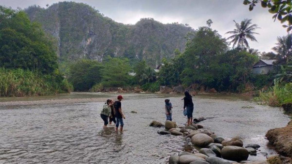 WISATA HULU SUNGAI TENGAH - Wisata alam Pantai Nateh Meratus yang dikelilingi tebing Karst di Hulu Sungai Tengah, Senin (10/11/2025).