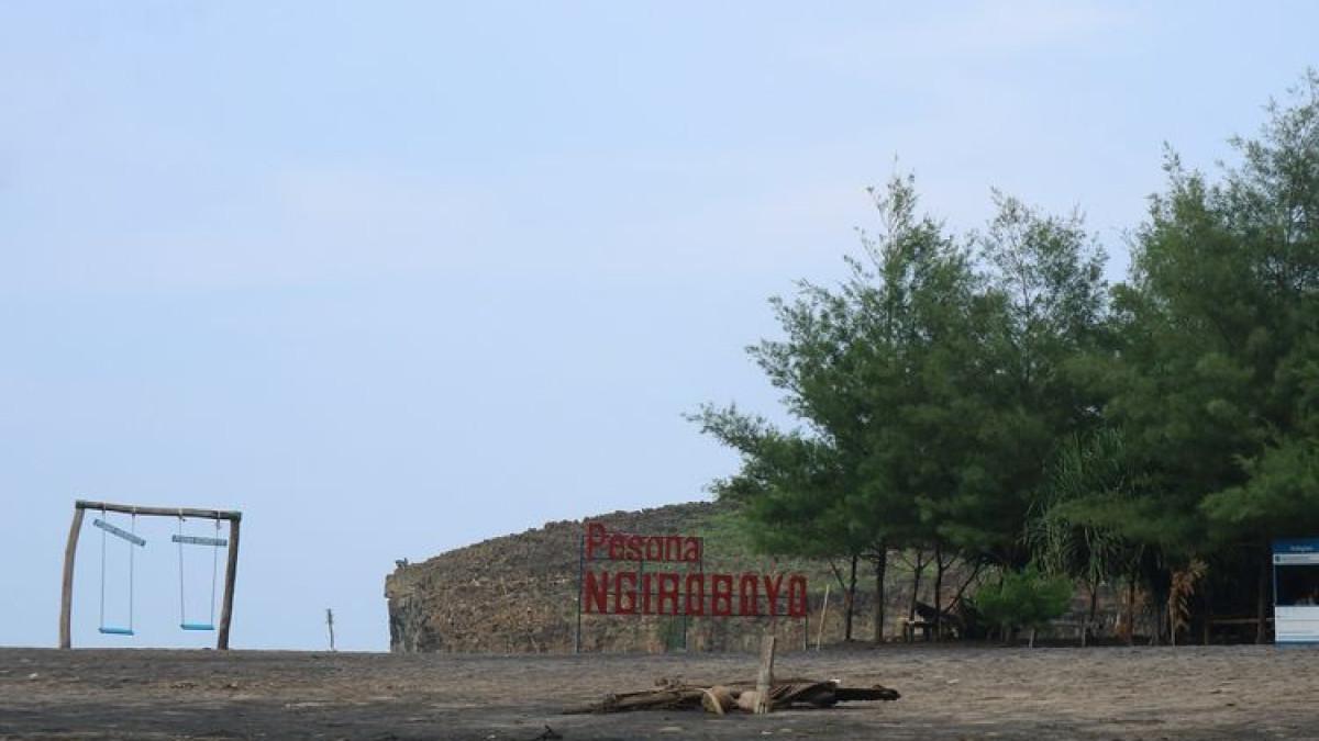 Pantai Ngiroboyo Pacitan Jawa Timur merupakan pantai dengan pemandangan eksotik dan menarik untuk dikunjungi