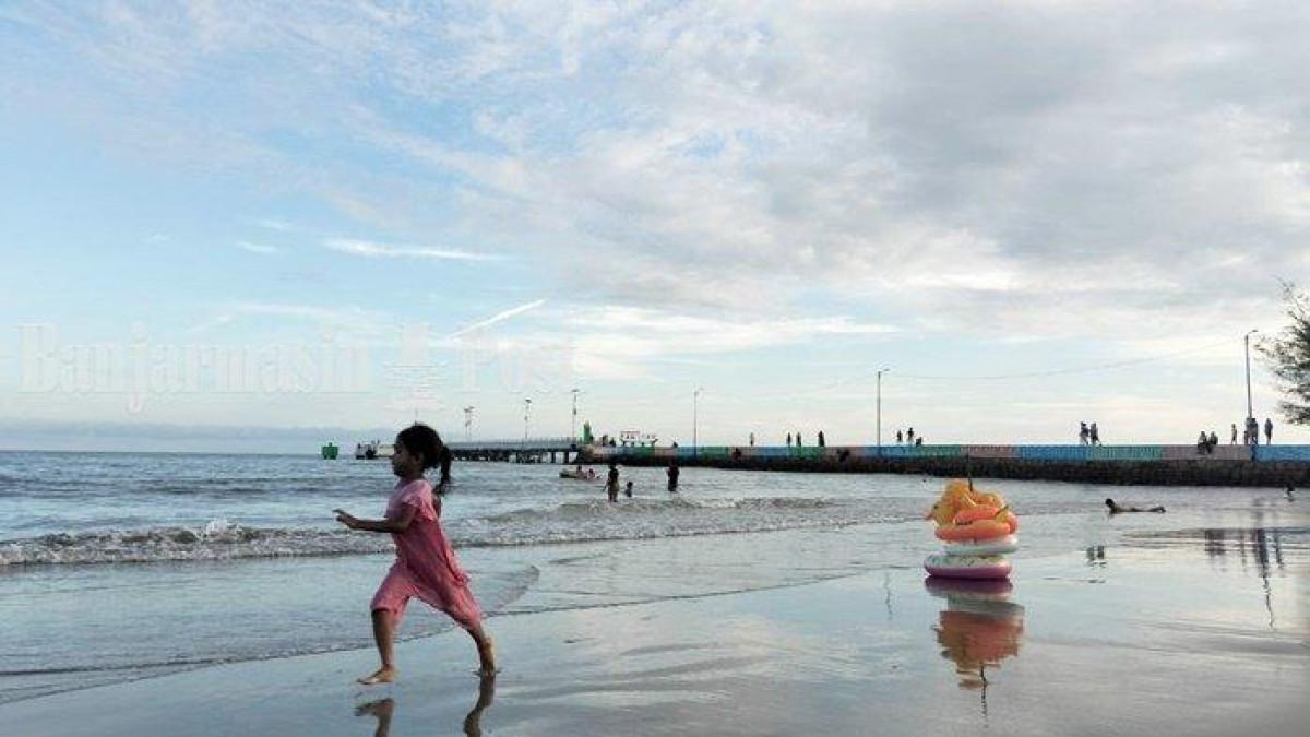 Wisata Kalsel - Seorang anak berlarian di Pantai Pagatan, Kecamatan Kusan Hilir, Kabupaten Tanah Bumbu (Tanbu), Provinsi Kalimantan Selatan, Sabtu (8/7/2023).
