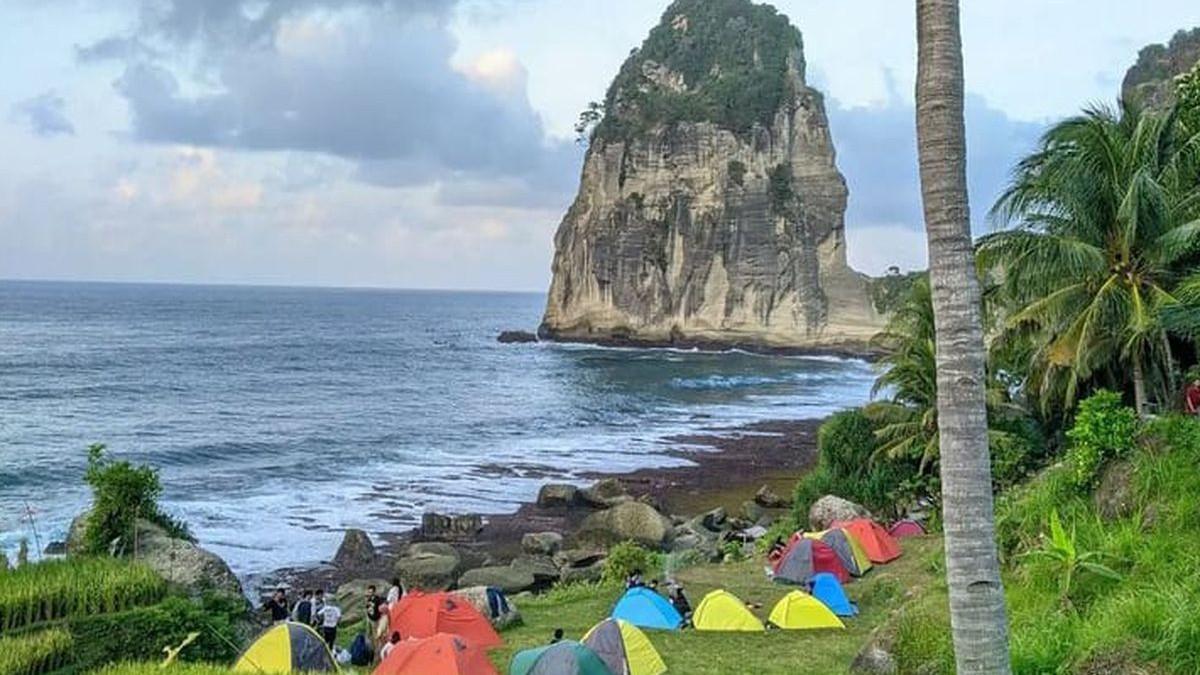 Pantai Pangasan, Pacitan, Jawa Timur.