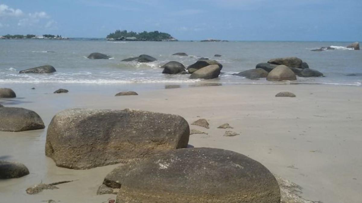 Pantai Penyusuk, wisata alam di Kecamatan Belinyu, Bangka, Kepulauan Bangka Belitung dengan ciri khas hamparan bebatuan granit.