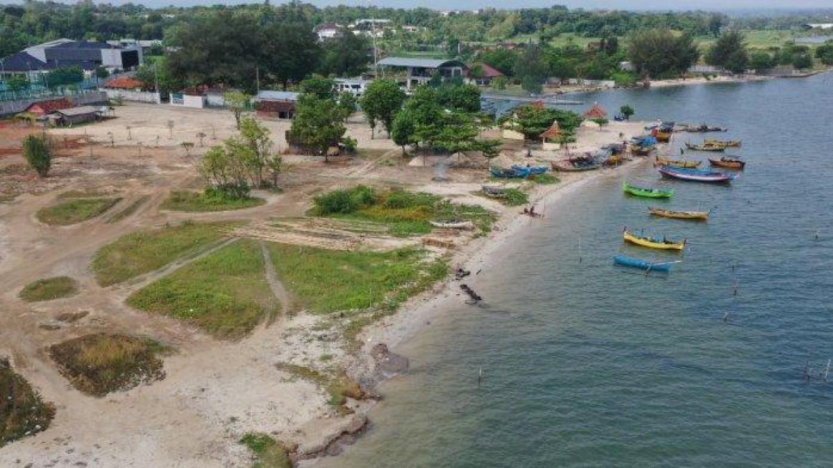Pemandangan Pantai Prawean, destinasi wisata baru di Kabupaten Jepara, diambil dari kamera drone.