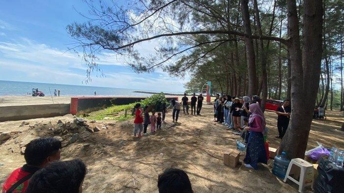 Keseruan pengunjung di Pantai Rindu Alam, Tanahbumbu, Kalimantan Selatan.