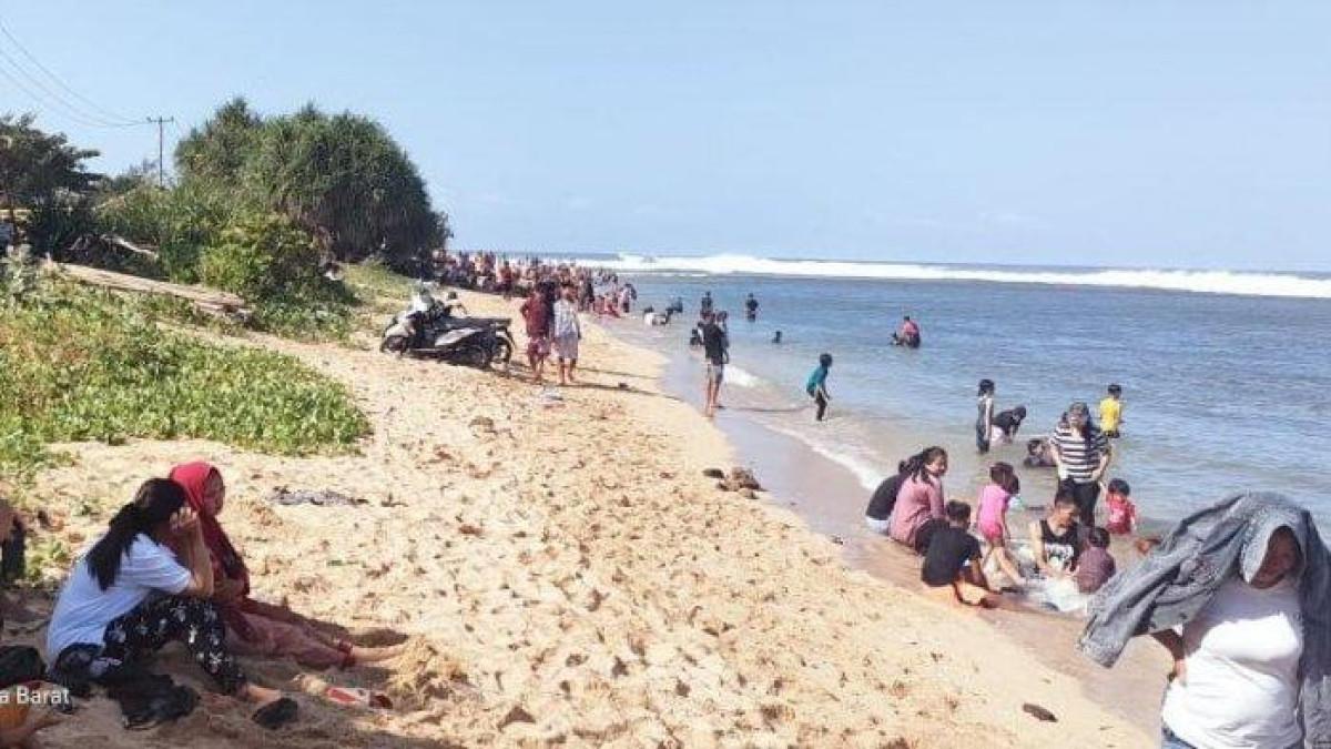 Wisatawan lokal menikmati suasana santai di Pantai Sayang Heulang, Garut, Jawa Barat