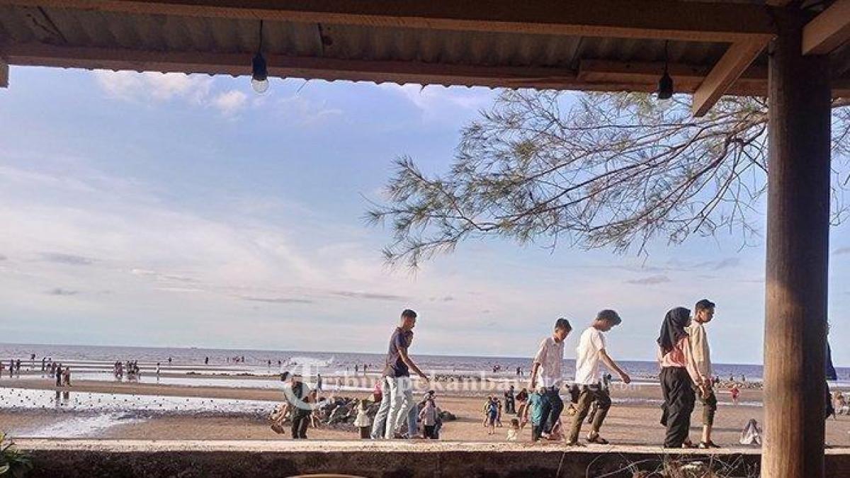 Berlibur ke Pantai Indah Selat Baru di Bantan, Bengkalis, Riau, Lihat View Barisan Bukit Malaysia