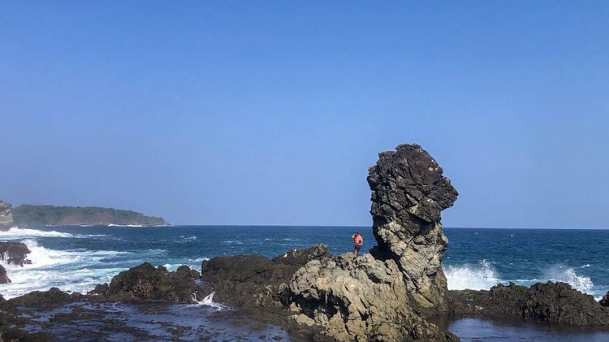 Pantai Siung, satu tempat wisata unik di Gunungkidul Jogja yang wajib kamu kunjungi. Pantai ini terkenal dengan keindahan tebingnya.