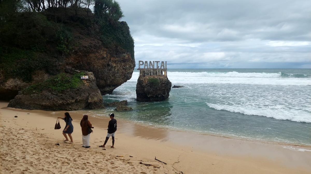 Pantai Slili, satu pantai terbaik di Tepus, Gunungkidul, Jogja buat liburan keluarga.
