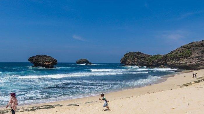 WISATA PACITAN - Potret keindahan yang ditawarkan Pantai Srau dengan hamparan pasir putih dan air lautnya yang biru, Senin (2/6/2025). Traveler yang ingin liburan ke Pacitan bareng pasangan, bisa cek itinerary dengan bujet Rp 1,6 jutaan untuk perjalanan 2 orang yang telah TribunTravel rangkum berikut.