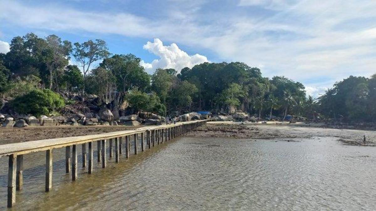 Keindahan Wisata Pantai Tanjung Batu Pulas di Dusun Mengguru, Desa Cendil, Kecamatan Kelapa Kampit, Kabupaten Belitung Timur, Kepulauan Bangka Belitung.