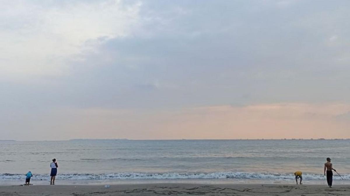 Pemandangan di Pantai Tanjung Pasir