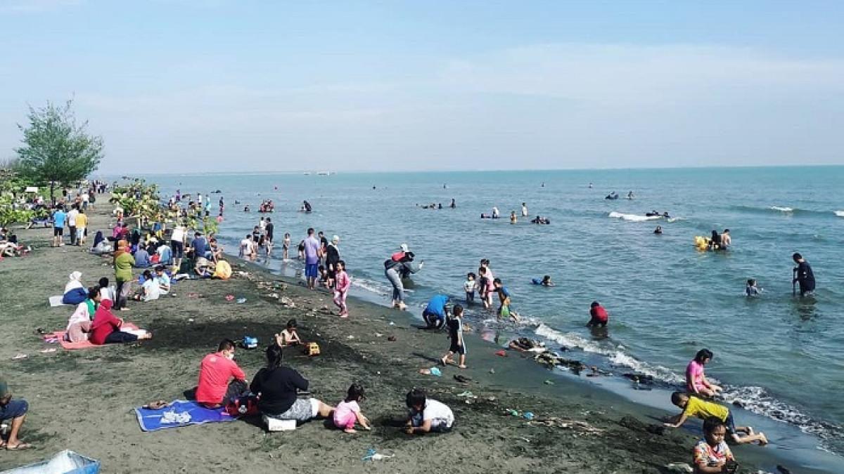 Pantai Tirang - salah satu destinasi wisata yang tersembunyi di Kota Semarang, Jawa Tengah.
