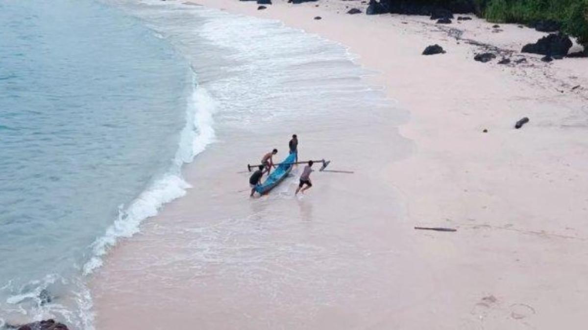 WISATA PANTAI - Pantai Watotena, Pulau Adonara, Kabupaten Flores Timur, Nusa Tenggara Timur (NTT).
